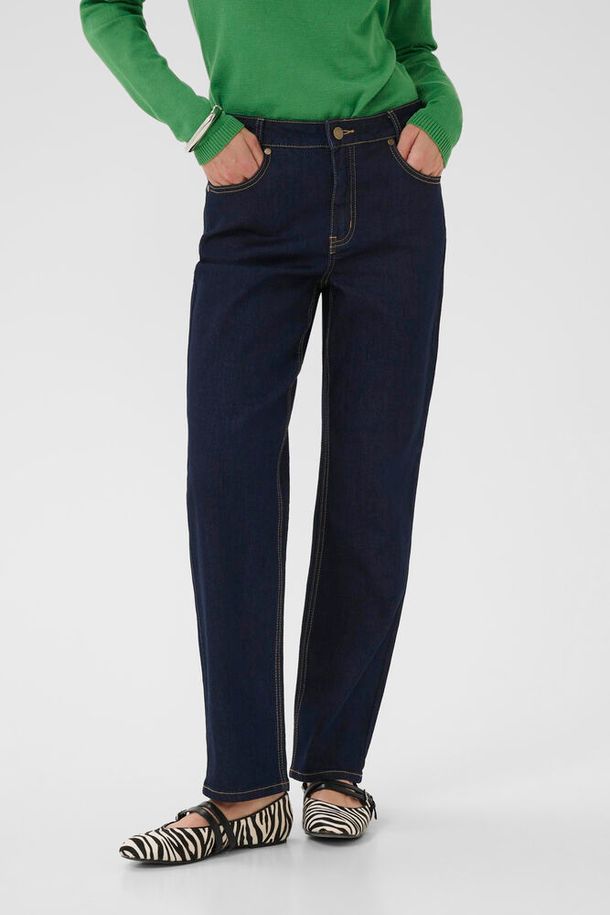 Jeans med rett passform (mom fit) og klassisk femlommers-design. Buksen har kontrastsømmer, og linning med beltehemper, i fargen rinse wash. i 70% Cotton,28% Polyester,2% Elastane. Den har 7/8 lengde

Materialsammensetning: 70 % bomull, 28 % polyester, 2 % elastane, fôr: 90 % polyester, 10 % cotton.
