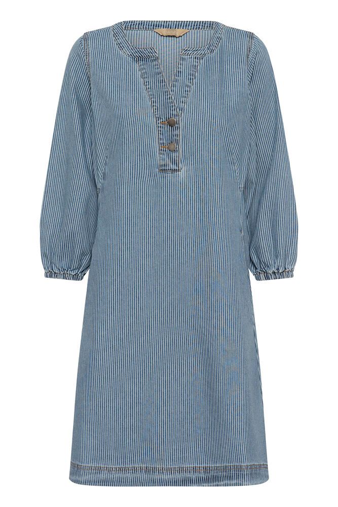 En anvendelig denimkjole i nydelig denimfarge. Med 3/4 ermer og V-hals, og ikke minst lommer. Kjolen passer både til hverdags og til fest, og kan styles opp/ned til anledningen.

Materialsammensetning: 90 % cotton, 10 % lyocell.