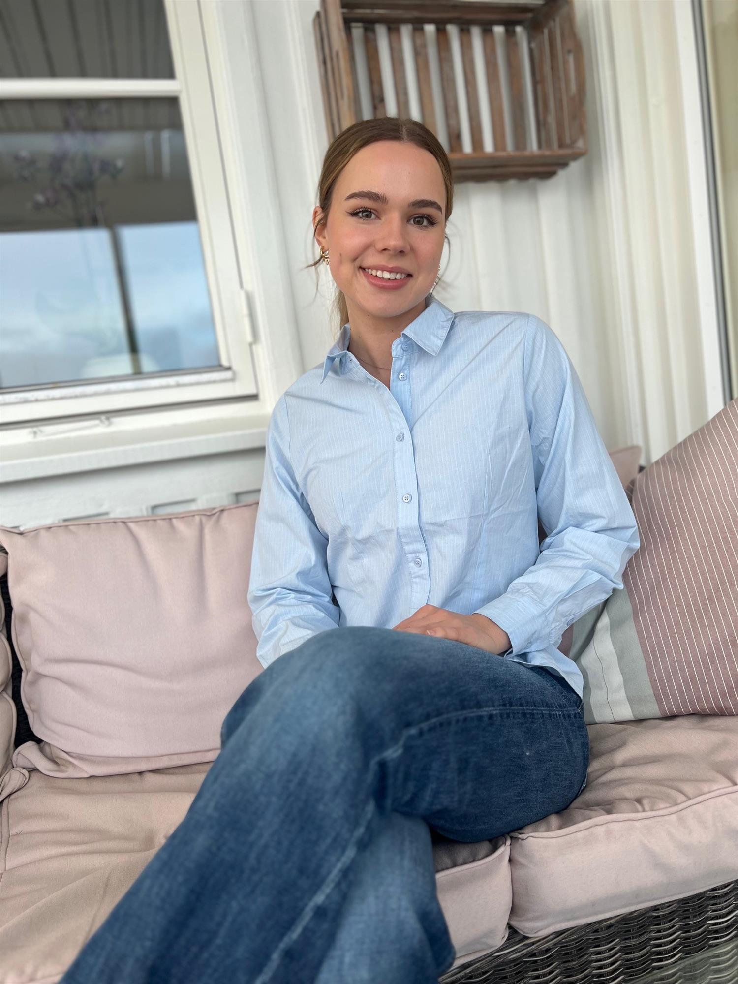 Skjorte i bomull og fin innsvinget passform. Behagelig å ha på.