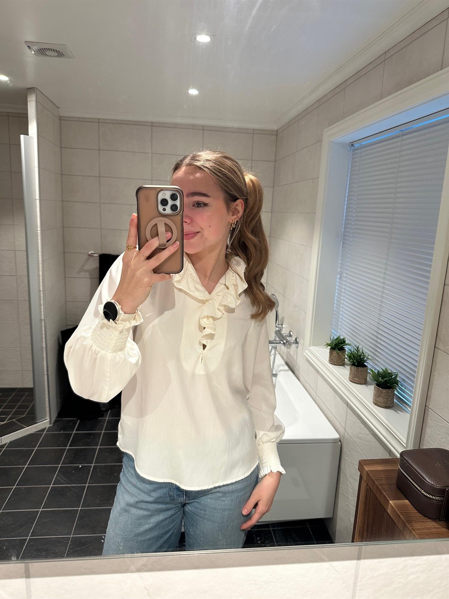 Nydelig bluse som lett kan pyntes opp og ned.