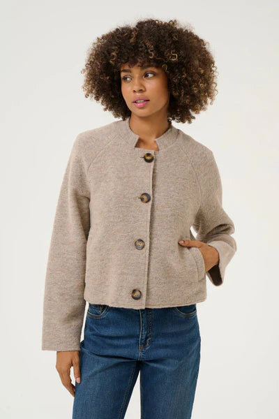 Chic jakke i nydelig beige farge, både behagelig og varm. Har delikate knapper som tilføyer jakken det lille ekstra. Kort modell med lange ermer. Allsidig til hverdags og finere anledninger. 