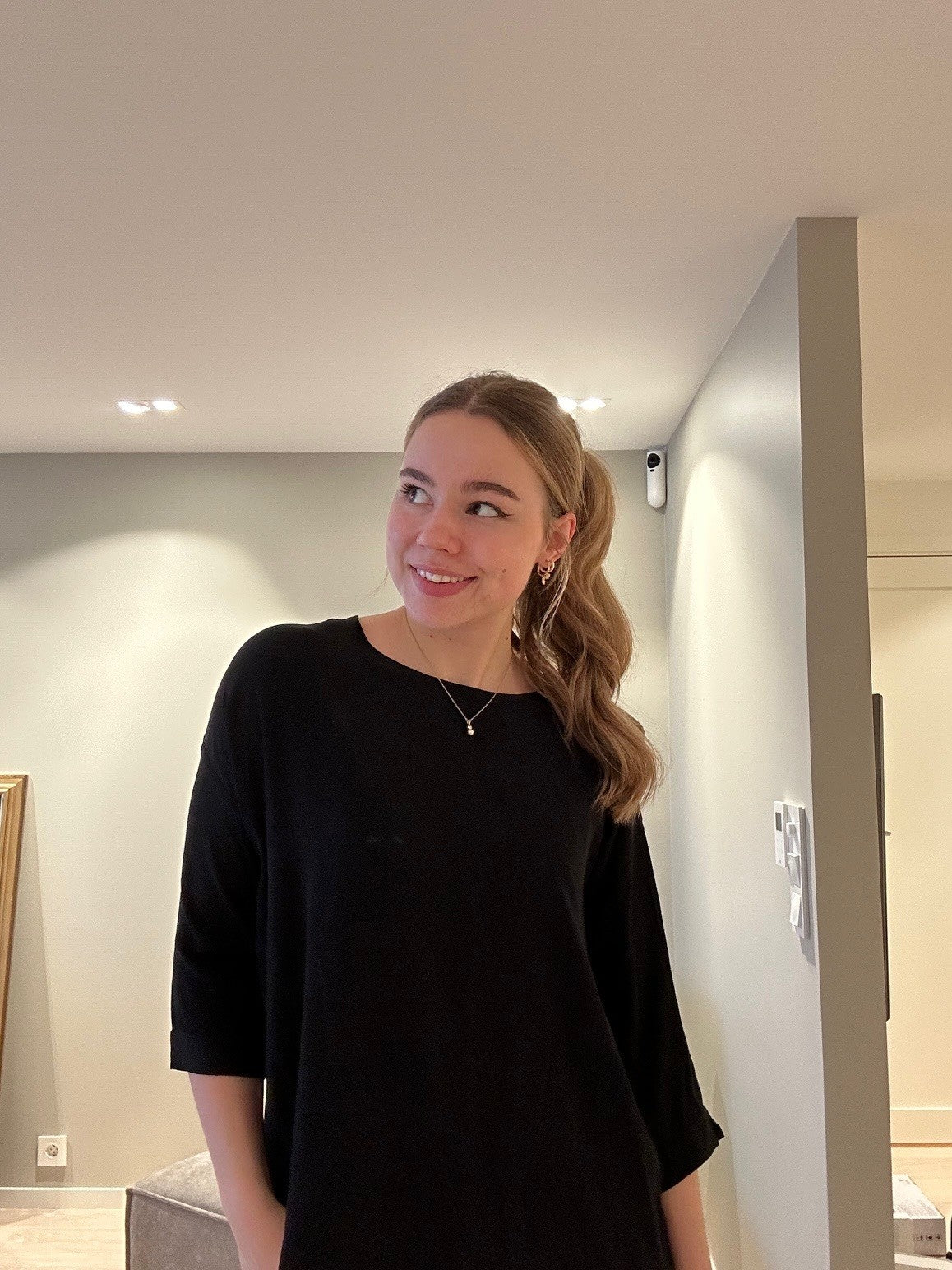 Tidløs og elegant sort enkel overdel -kan brukes til det meste.