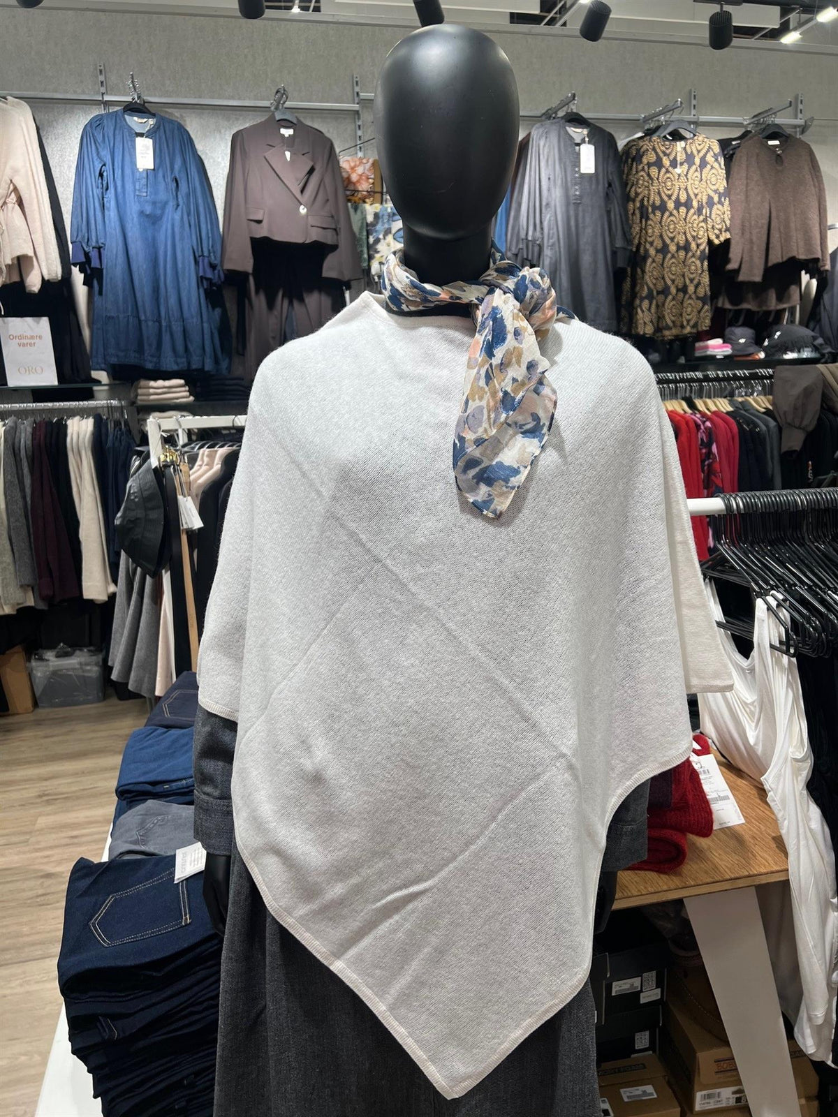 Poncho, et meget anvendelig plagg til bpde hverdah og fest. Deilig kvalitet i 90% ull og 10% kashmir.