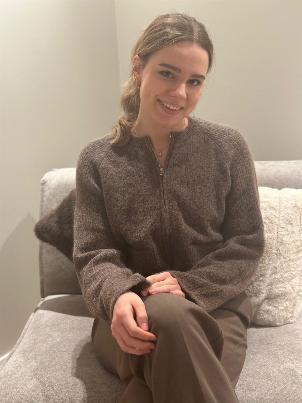 Sia Ras Ls Knit Short Cardigan er en myk og deilig strikkejakke fra Selected Femme som kan konbineres med både bukser og skjørt. 