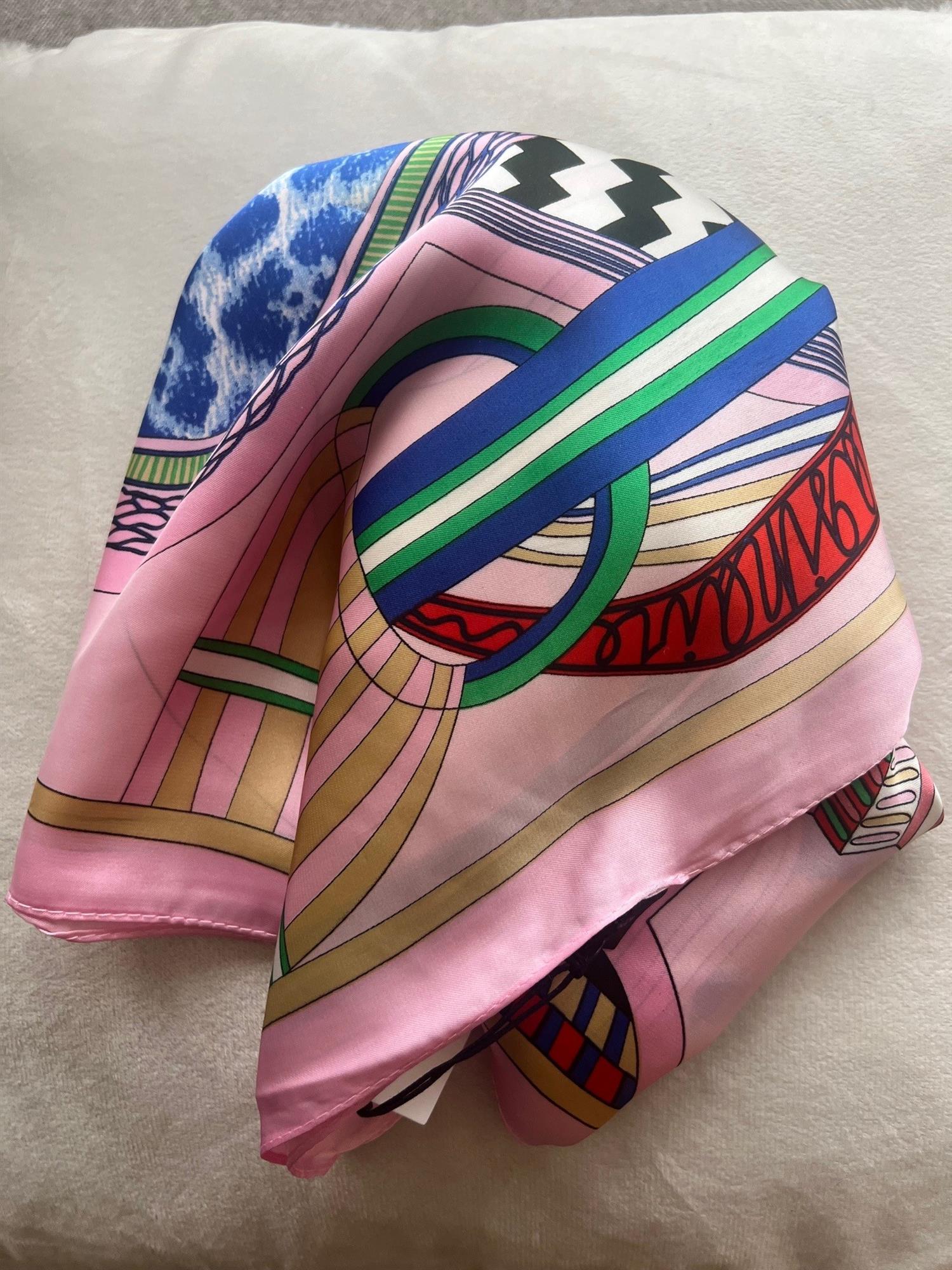 Skjerf som passer til en av vrens store farger - rosa.